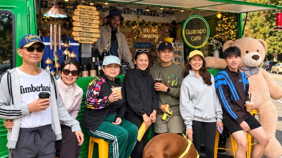 Clientes de Guarapo Caffé posan al frente del local de Pedro Manuitt