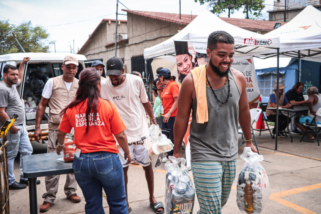 Entrega de kits de alimentos e higiene DRA (La Guaira)