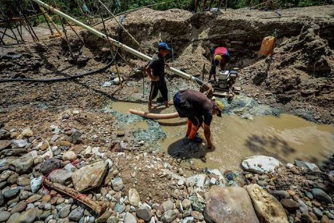Mineros trabajando en una mina del estado Bolívar