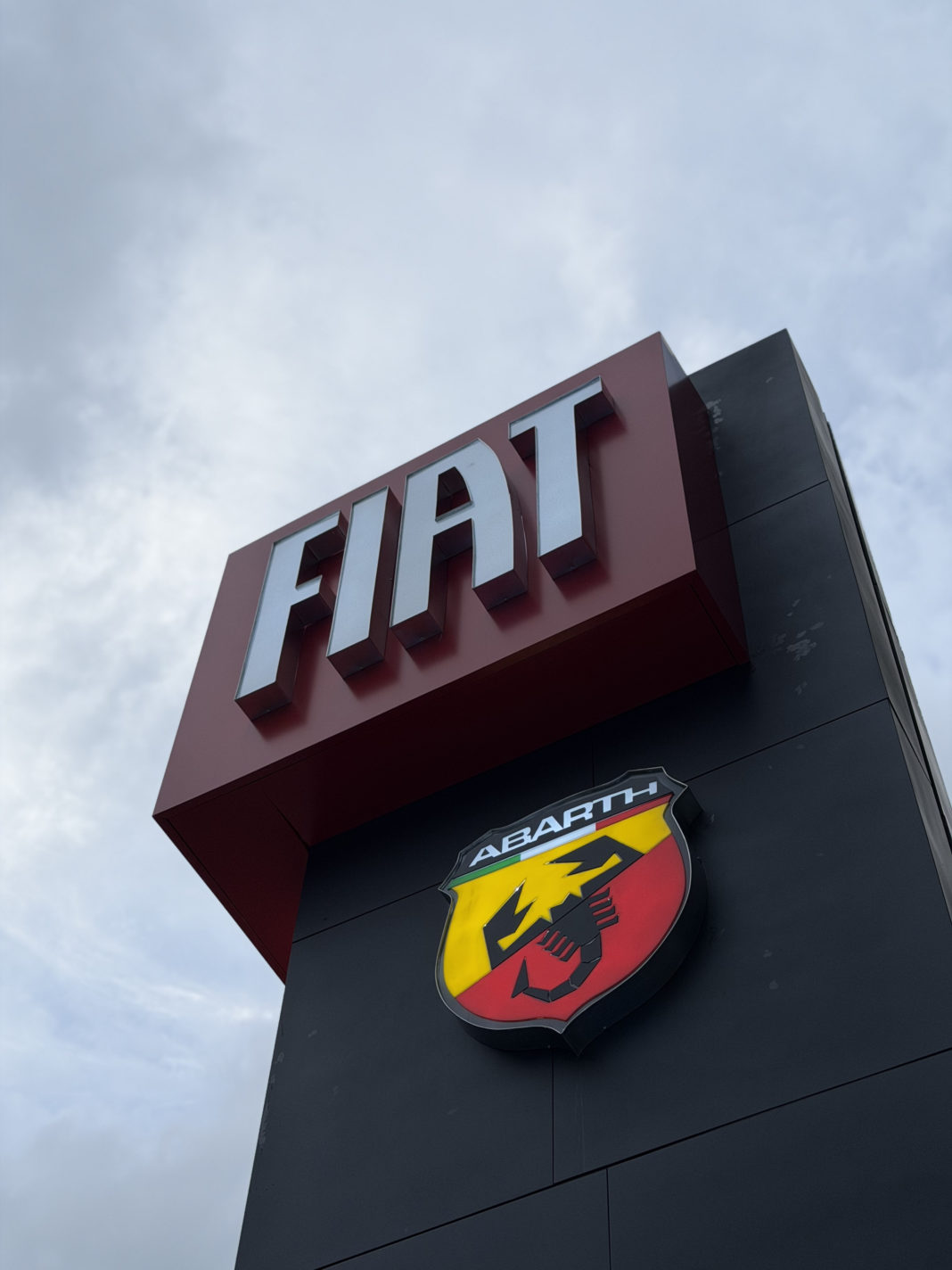 Logo de Fiat en el conseccionario de La Trinidad