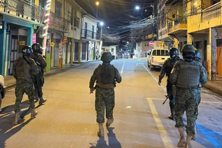 toque-queda-ecuador.jpg
