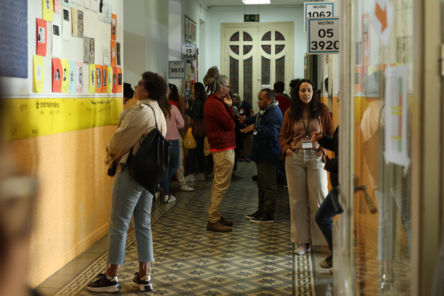 Brasileños residentes en España ejercen su derecho a voto en Madrid
