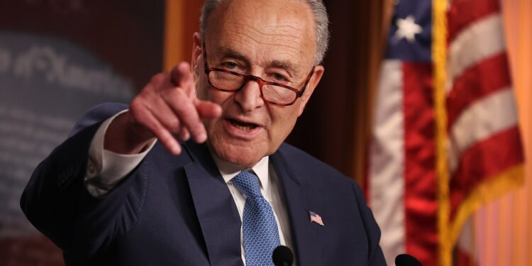 El-lider-democrata-en-el-Senado-Chuck-Schumer-750x375