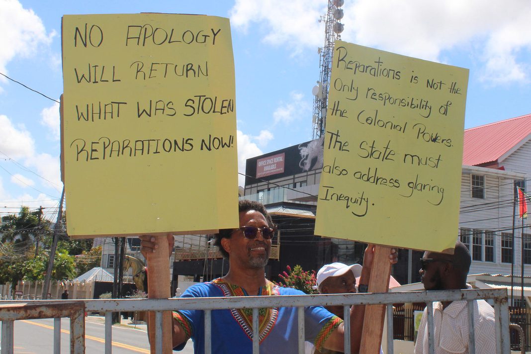 Manifestantes piden a Carlos III reparaciones por trata de esclavos en Guyana